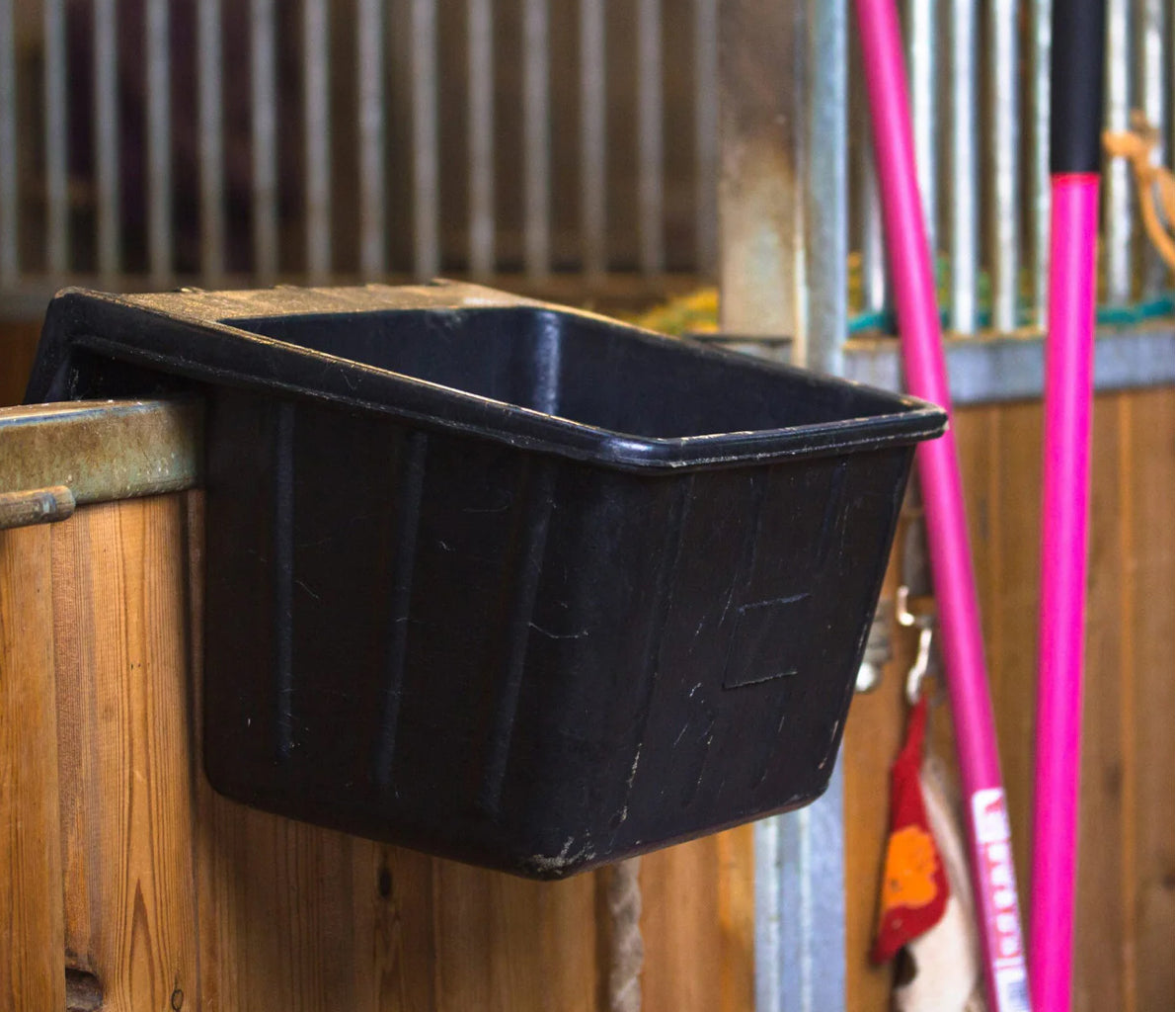 Red Gorilla Hanging Portable Manger 15 L